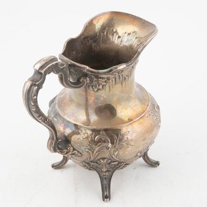 Lechera Antigua de Plata Labrada con Flores y Patas - imagen 2