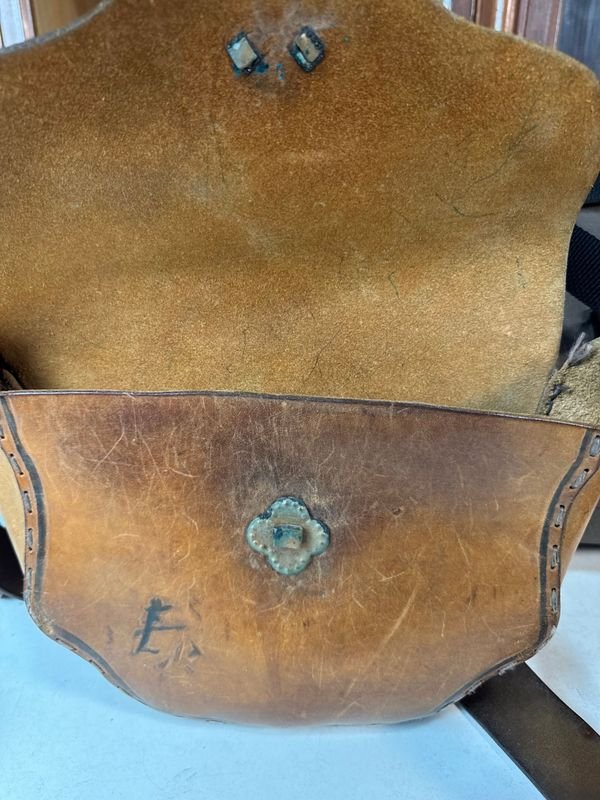 Antiguo bolso de cuero y accesorios - imagen 5