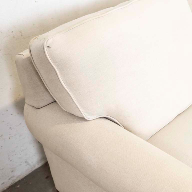 Sofá de dos cuerpos tapizado en tela beige, con patas torneadas - imagen 3