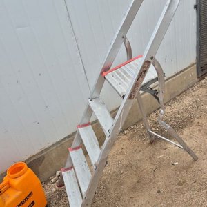 Escalera Tijera de alumnio de 5 Escalones dañado el larguero izquierdo muestra un dobles en el aluminio - 2 Pulverizadoras con Faltantes - Mini Motosierra a la Vista - imagen 6