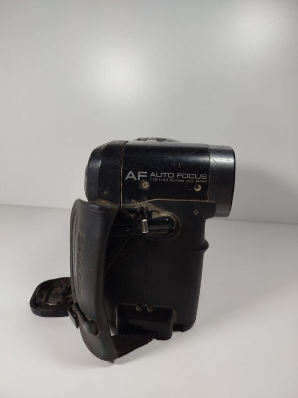 Antigua cámara de filmar con casetera y pantalla LCD marca SHARP - imagen 2