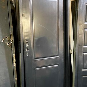 Puerta de Frente de Chapa Negra - 200x84 cm con Detalles - imagen 2