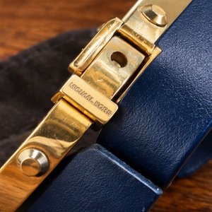 Brazalete Michael Kors Dorado con Tachas y Cierre Hebilla - imagen 3