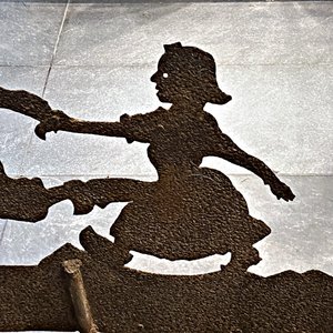 Veleta Antigua de Hierro con Figuras de Niños Jugando y Perro - imagen 5