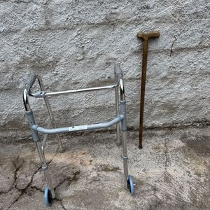 Andador Plegable Metálico y Bastón de Madera - imagen 8