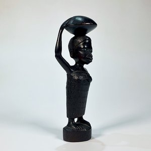 Talla Africana en Madera de Dama con Recipiente en la Cabeza - 21 cm - imagen 1