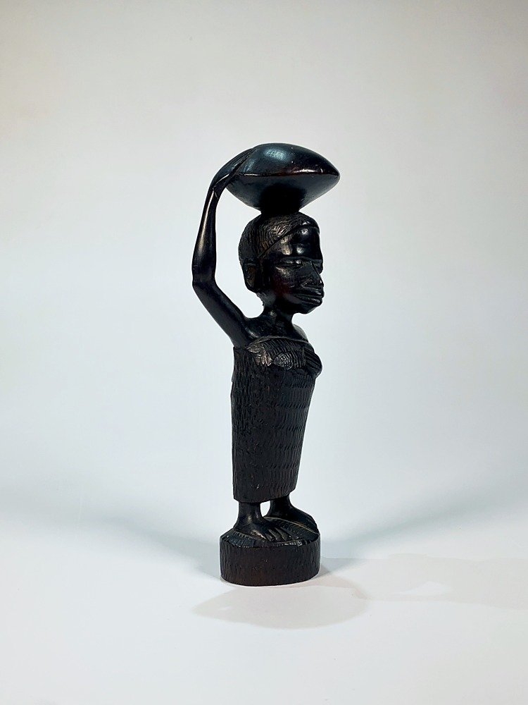 Talla Africana en Madera de Dama con Recipiente en la Cabeza - 21 cm