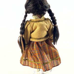 Muñeca de Porcelana con Ropas a Cuadros, 40 cm - imagen 3