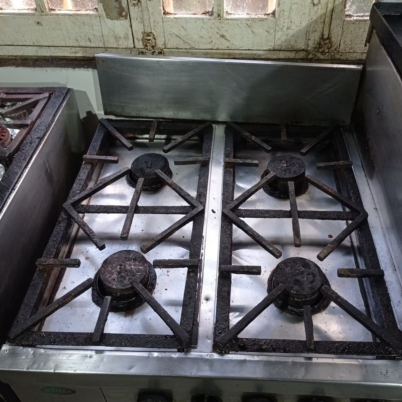 Cocina industrial Kuma con 4 hornallas y accesorios - imagen 2