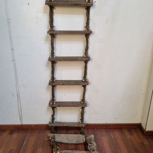 Lote siguiente: Escalera Marinera Rústica con Peldaños de Madera y Soga Gruesa