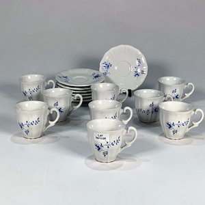 Lote anterior: Nueve Pocillos de Losa Blanca con Decoración Floral Azul y Siete Platillos