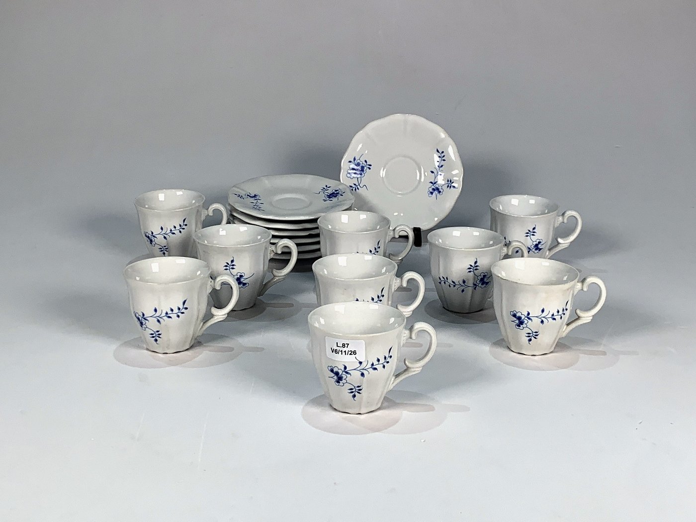 Nueve Pocillos de Losa Blanca con Decoración Floral Azul y Siete Platillos
