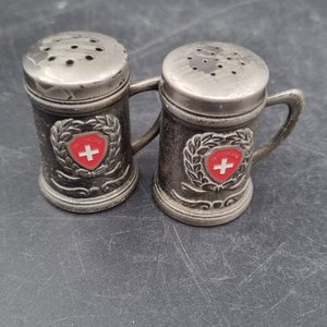 Salero y Pimentero Metálicos Estilo Jarra Cerveza con Escudo Suizo - imagen 2