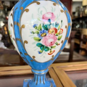 Ánfora Antigua de Porcelana Azul con Flores Pintadas a Mano y Detalles Dorados - imagen 2