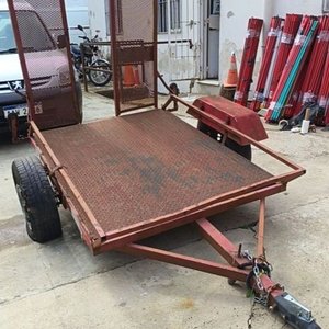Lote siguiente: Tráiler Remolque de Un Eje con Rampa de un solo eje de estructura robusta fabricado en acero, ideal para el traslado de vehículos ligeros, maquinaria pequeña, motocicletas o cuatriciclos. Cuenta con una plataforma de carga de chapa antideslizante y rampas traseras abatibles - Con Documentación
