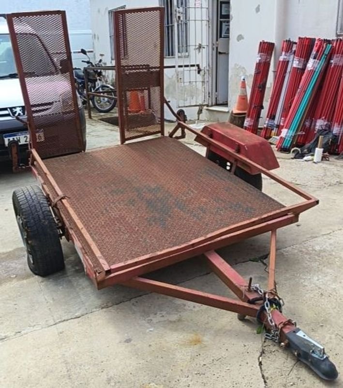 Tráiler Remolque de Un Eje con Rampa de un solo eje de estructura robusta fabricado en acero, ideal para el traslado de vehículos ligeros, maquinaria pequeña, motocicletas o cuatriciclos. Cuenta con una plataforma de carga de chapa antideslizante y rampas traseras abatibles - Con Documentación
