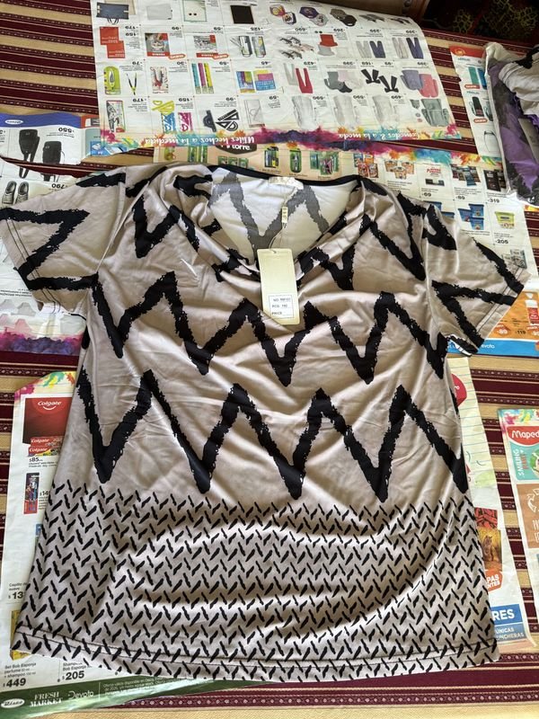 Blusa Beige y Negra con Diseño Zigzag Talle L/XL Nueva