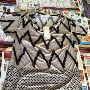 Lote siguiente: Blusa Beige y Negra con Diseño Zigzag Talle L/XL Nueva