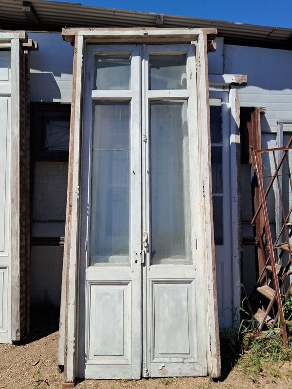 Lote siguiente: Puertas antiguas con vidriados y escaleras