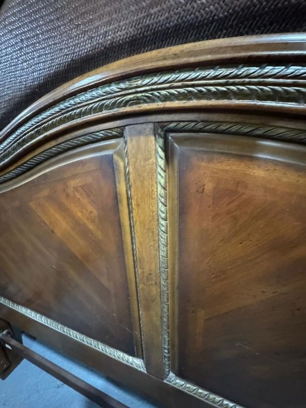 Cama King Size de Kevin Charles Furniture con Dóvel y Estilo Clásico - imagen 3