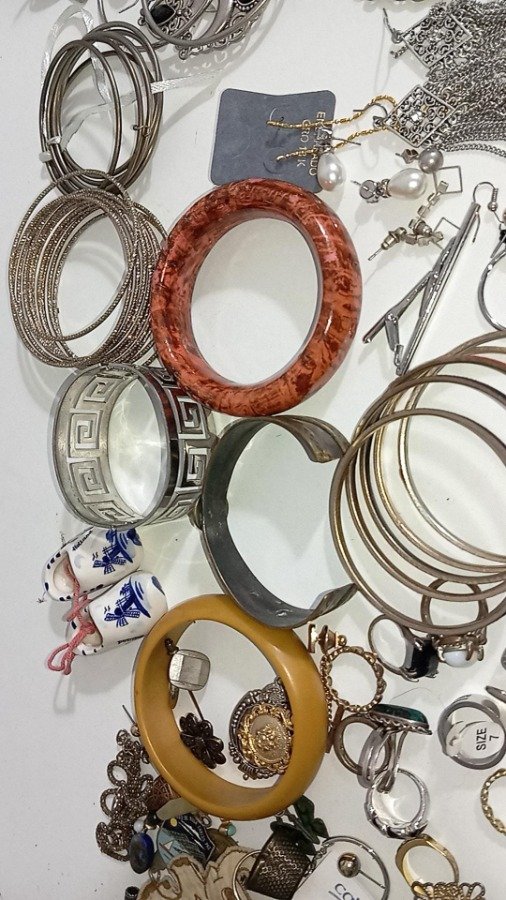Variedad de anillos, pulseras, collares y pendientes de estilos diversos - imagen 4