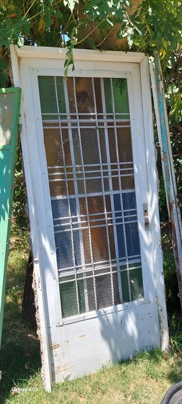 Lote siguiente: Puerta blanca con cerco de cadena