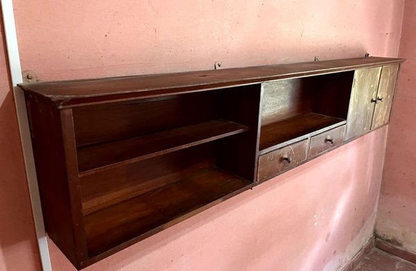 Mueble Aéreo en Madera Lustrada con Estantes Abiertos y Detalles de Uso - imagen 1