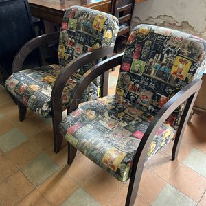 Lote anterior: Par de Sillas de Madera con Tapizado Temático de Cerveza