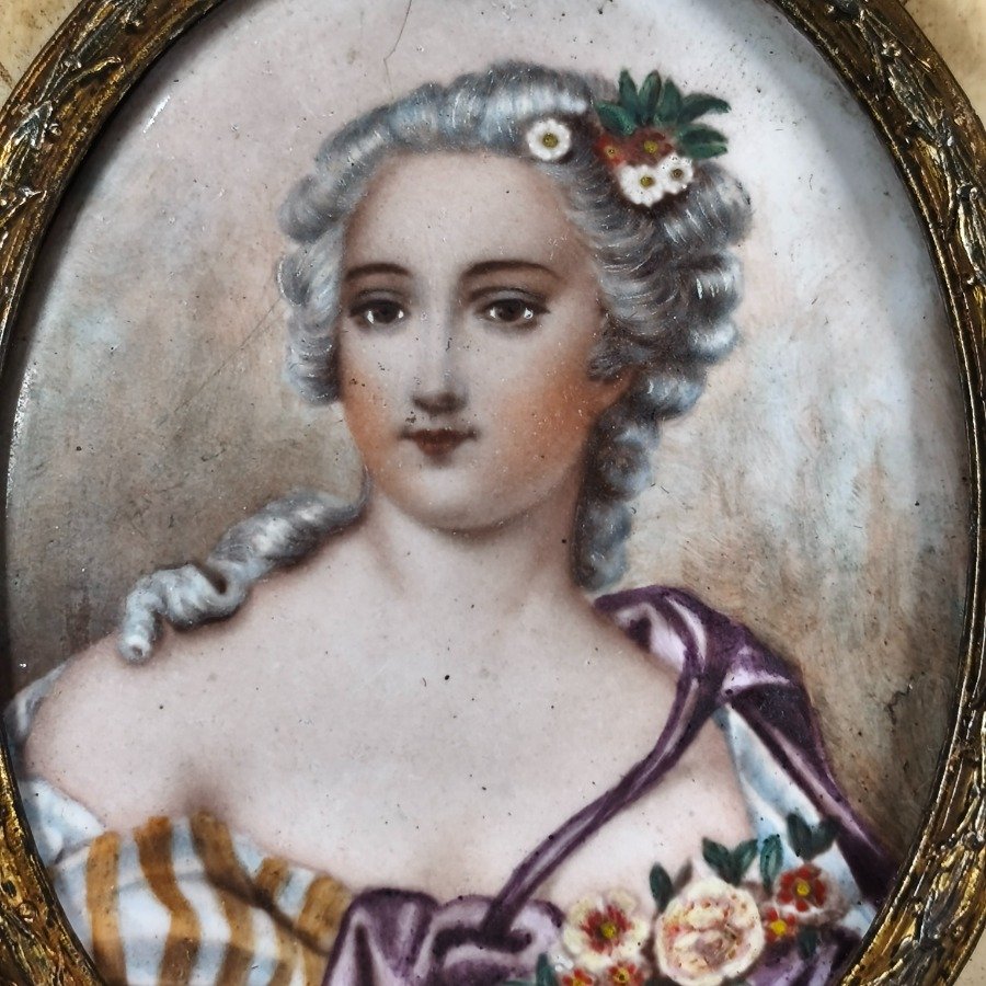 Miniaturas de retratos en porcelana con marcos dorados y bordes de celofán - imagen 5