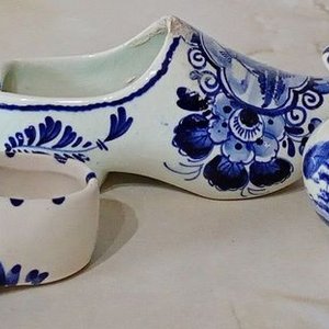 Tres Piezas de Cerámica Holandesa Esmaltada: Ceniceros y Jarrita - imagen 2