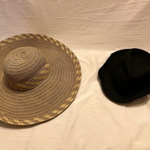 Lote siguiente: Lote de 2 Sombreros: Capelina de Paja y Negro de Fieltro