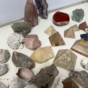 Lote Variado de Piedras Naturales, Caracoles y Pirámides Decorativas - imagen 6