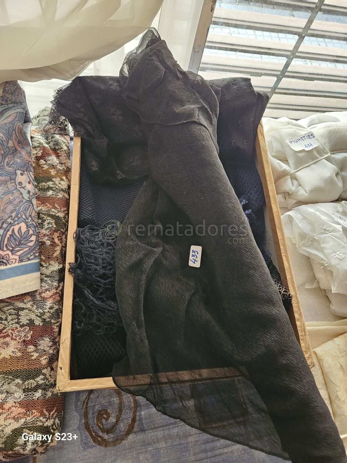 Lote de Telas Finas Negras y Blancas