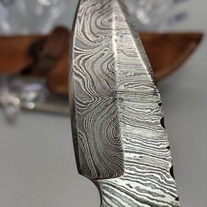 Cuchillo con Hoja Estilo Damasco y Empuñadura de Madera y Bronce con Vaina - imagen 5