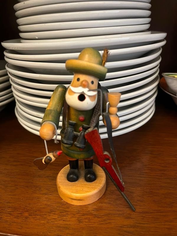 Figura de Cazador en Talla de Madera