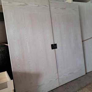 Lote siguiente: Puertas de Madera Claras con Diseño Rayado