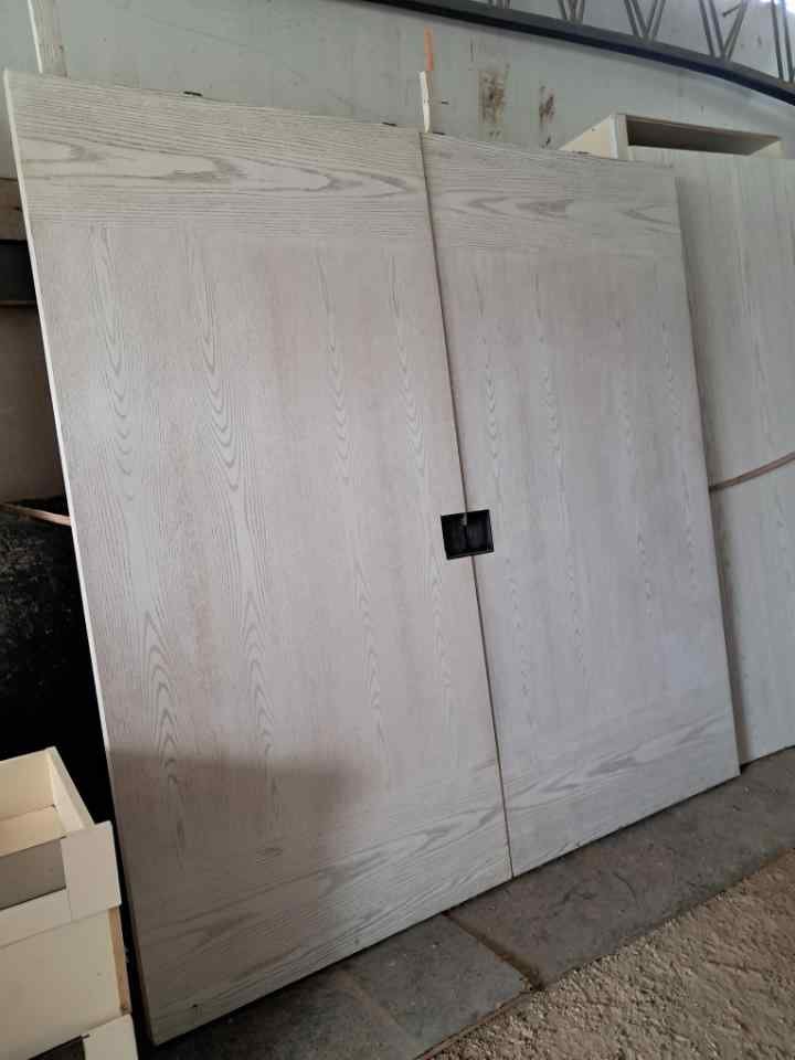 Puertas de Madera Claras con Diseño Rayado