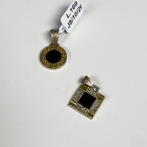Lote anterior: Dos Colgantes de Plata con Piedra Negra