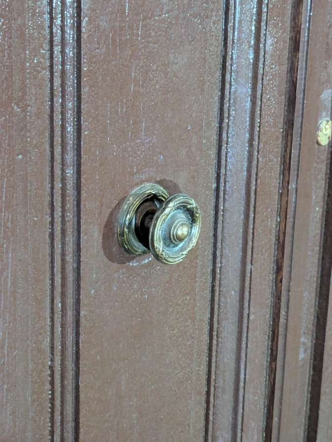 Puerta antigua de madera con marco y manotones de bronce - imagen 4