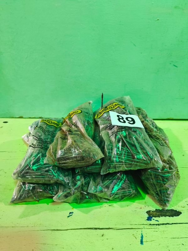 Lote anterior: Clavos de metal en paquetes de plástico