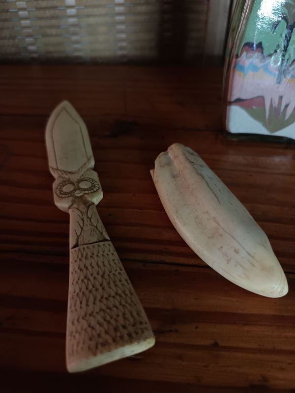 Coleccionables y Antigüedades: Botella de Arena, Moai de Madera y Objetos Tallados - imagen 2