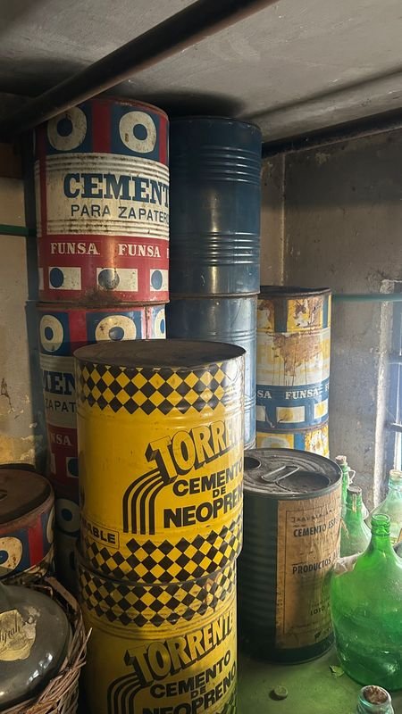 Lote siguiente: Latas de cemento vintage en buen estado