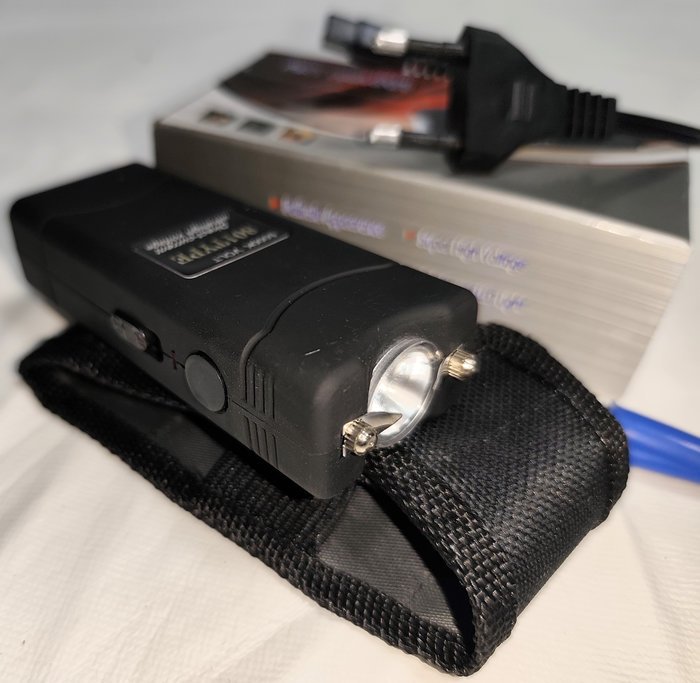 Picana Eléctrica de Autodefensa Recargable con Linterna
