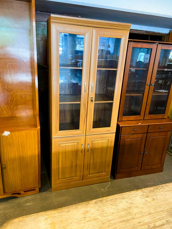 Biblioteca o Mueble de Exhibición de Madera con Puertas de Vidrio