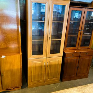 Lote anterior: Biblioteca o Mueble de Exhibición de Madera con Puertas de Vidrio