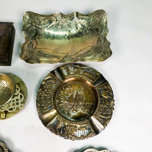 Lote de Objetos Metálicos Labrados: Ceniceros, Caja, Florero, Colador y Platos - imagen 3