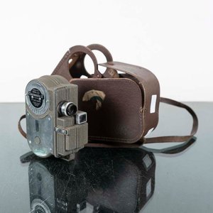 Lote siguiente: Filmadora Cinemaster II Americana Antigua con Estuche de Cuero