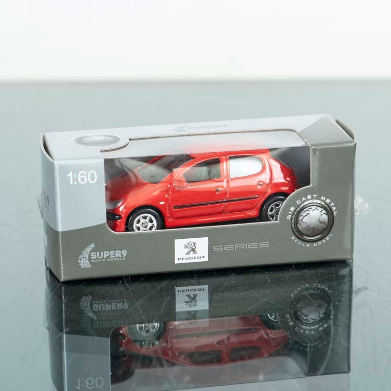 Lote siguiente: Auto a escala 1/60 Peugeot 206