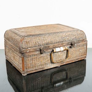 Lote siguiente: Caja de Mimbre Antigua con Detalles y Asa - Medidas 47x32x20 cm