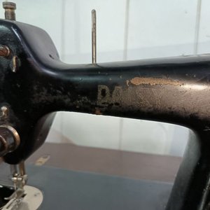 Máquina de Coser Antigua Daisy con Mueble y Pedal - imagen 2